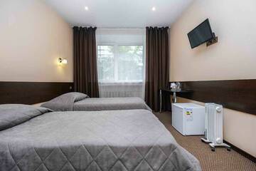 Номер стандарт семейный с 1 односпальной и 1 двуспальной кроватью в Гостинице Центральная